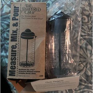 Pampered Chef Measure, Mix and Pour shaker